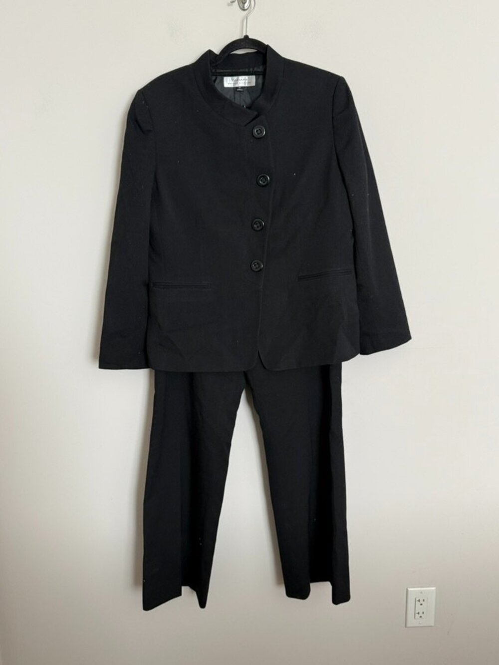 Woman Tahari Arthur S. Levine 2-piece Black Pant Suit - Size 16. - Picture 3 of 12